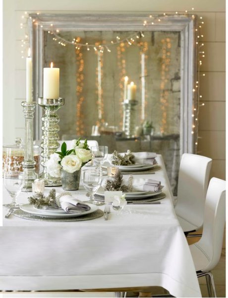 kerstversiering-bij-grote-spiegel-achter-eettafel
